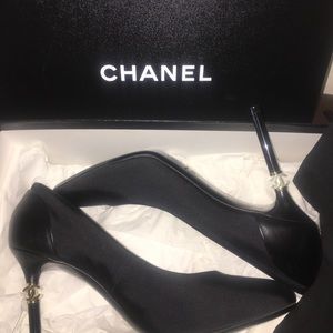 Authentic NWT Chanel Split Logo Pumps Black 39.5